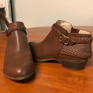Life Stride Flex booties size 10M.  NWT